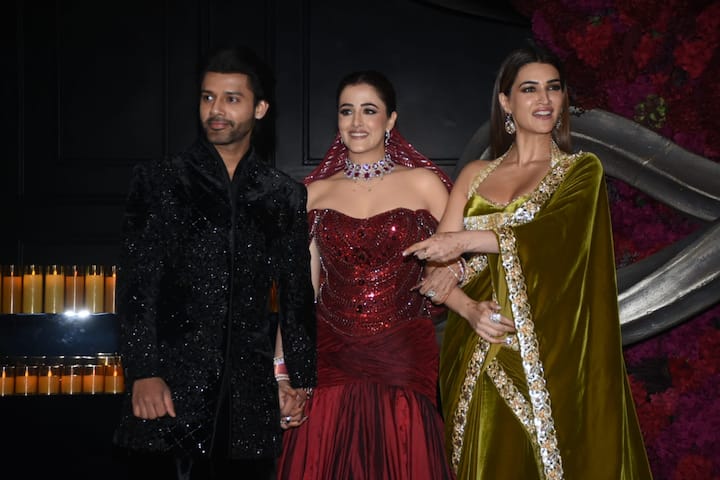 मैचिंग जूलरी और ओपन हेयरस्टाइल के साथ कृति बेहद खूबसूरत लग रही थीं. इस दौरान उन्होंने अपनी बहन और जीजा के साथ जमकर पोज भी दिए.