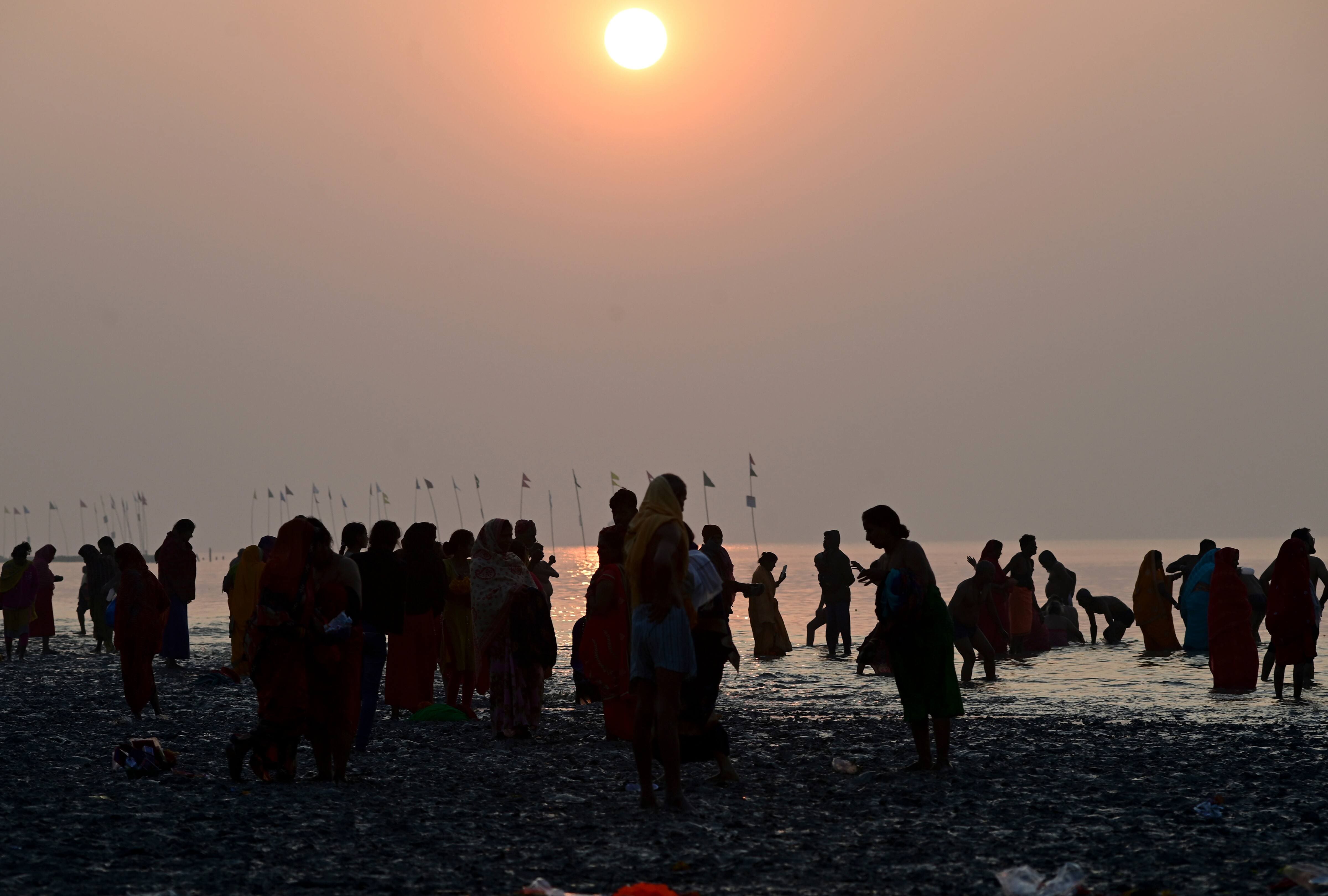 Makar Sankranti: মকর সংক্রান্তিতে কোন সময়ে স্নান করলে মহাপুণ্য? পঞ্জিকা মতে ১৪ না ১৫ জানুয়ারি? মাহেন্দ্রক্ষণ কবে?