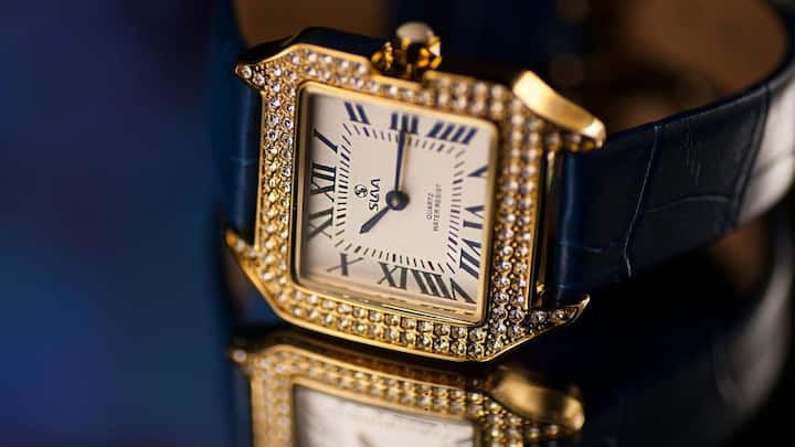 Rolex की Paul Newman Daytona घड़ी हॉलीवुड अभिनेता पॉल न्यूमैन की वजह से मशहूर हुई. 2017 में यह घड़ी करीब 18.7 मिलियन डॉलर में नीलाम हुई थी.