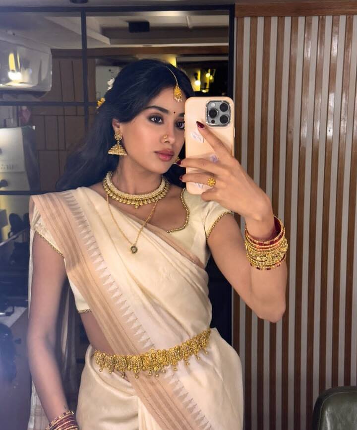 జాన్వీ కపూర్ చాలా సందర్భాలలో తెలుపు చీరను యంగ్, ఫ్రెష్ లుక్ కోసం వేసుకున్నారు. సటిల్ మేకప్, స్లీక్ హెయిర్ స్టైల్, లైట్ జ్యువెలరీతో ఆమె లుక్ సంక్రాంతి వైబ్స్ ఇస్తుంది.