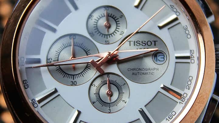 Graff Diamonds की ही एक और घड़ी “The Fascination” करीब 40 मिलियन डॉलर की बताई जाती है. इसमें लगभग 153 कैरेट के सफेद हीरे लगे हैं. इसके बीच में मौजूद 38 कैरेट का नाशपाती आकार का हीरा अलग किया जा सकता है और उसे अंगूठी के रूप में भी पहना जा सकता है. यही वजह है कि यह घड़ी डिजाइन और उपयोग दोनों के लिहाज से बेहद खास मानी जाती है.