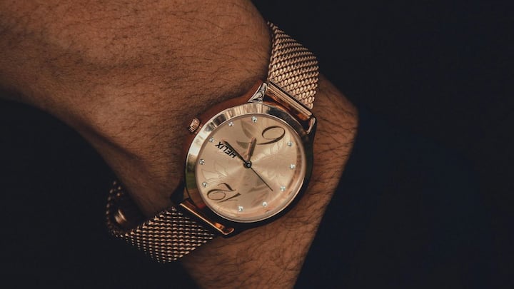 Jaeger-LeCoultre की Joaillerie 101 Manchette घड़ी इंग्लैंड की महारानी एलिजाबेथ द्वितीय को उनकी गद्दी के 60 साल पूरे होने पर भेंट की गई थी. सफेद सोने और हीरों से सजी इस घड़ी की कीमत करीब 26 मिलियन डॉलर बताई जाती है. इसमें इस्तेमाल किया गया मूवमेंट दुनिया के सबसे छोटे मूवमेंट्स में से एक है.