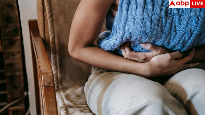 Stomach upset is a common experience. People associate swelling, mild pain or nausea after eating with food, stress or acidity. But in some people, these problems are not related to the stomach, but to the liver. In the initial stage of fatty liver, there is no severe pain, but mild symptoms are seen.