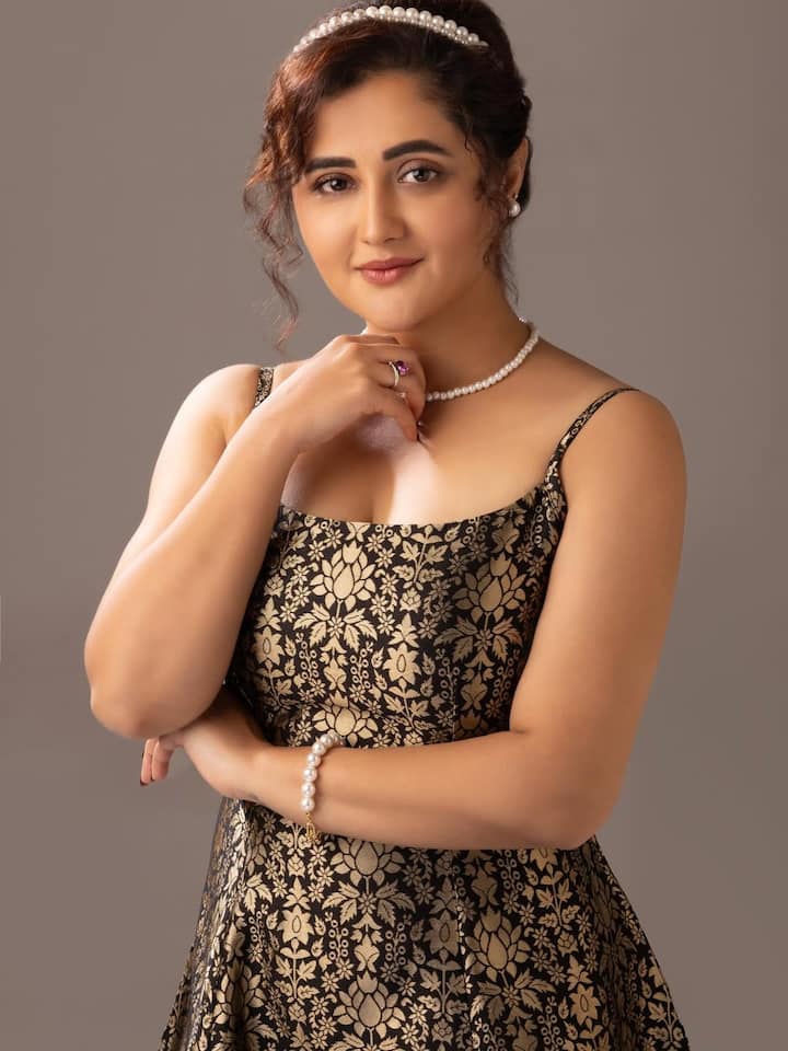 रश्मि ने आगे कहा कि मैं भाग्यशाली हूं कि मुझे बाद में कुछ बेहतरीन लोगों के संग काम करने का मौका मिला, जिनके साथ मेरा काम करने का अच्छा अनुभव रहा.भगवान बहुत ही दयालु है.