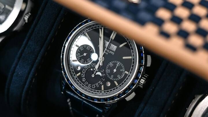 Swiss ब्रांड Patek Philippe की Grandmaster Chime दुनिया की सबसे जटिल घड़ियों में गिनी जाती है. इसकी कीमत करीब 31 मिलियन डॉलर तक पहुंच चुकी है. इस घड़ी में 20 तरह की जटिल खूबियां हैं, जिनमें खास अलार्म और जरूरत पड़ने पर तारीख सुनाने वाला फीचर भी शामिल है.