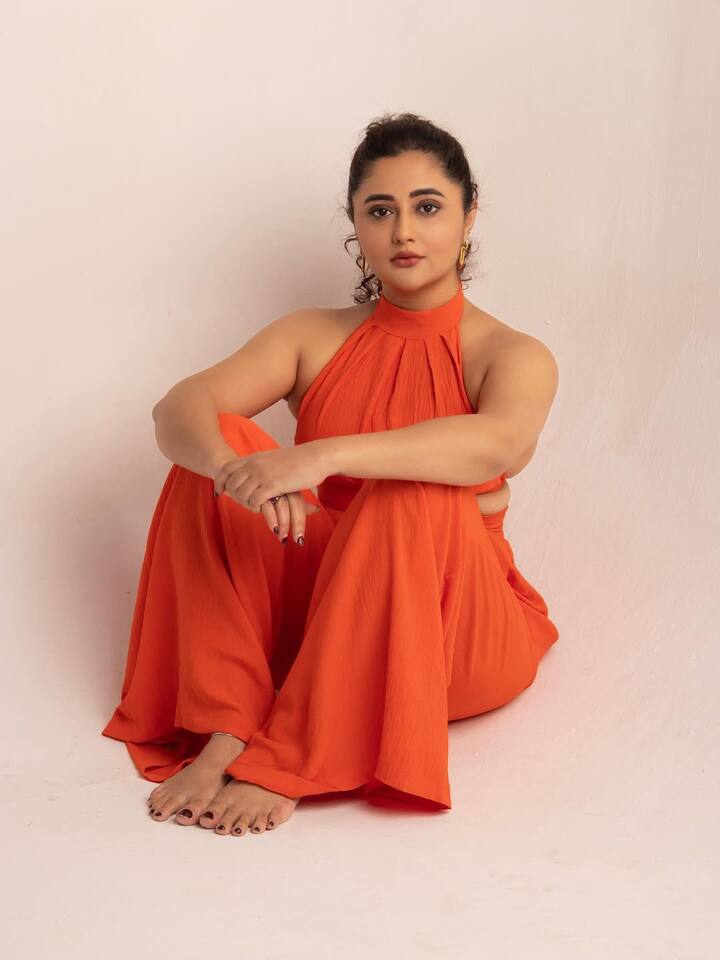 रश्मि ने कहा,'मेरी मां ने सबक सिखाने के लिए उसे थप्पड़ मारा था. कास्टिंग काउच एक रियल चीज है, लेकिन हर इंडस्ट्री अच्छे और बुरे लोगों से बनी है.