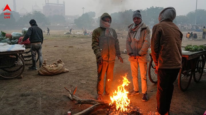 টানা শৈত্যপ্রবাহ চলছে রাজধানীর বুকে। ঠান্ডায় জবুথবু অবস্থা। এই পরিস্থিতিতে তীব্র ঠান্ডা নিয়ে সতর্কবার্তা দিলেন দিল্লি এইমসের চিকিৎসকরা।
