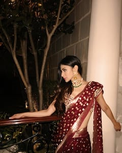 मरून साड़ी और हैवी जूलरी में मौनी रॉय का दिखा ट्रेडिशनल लुक, तस्वीरें देख फैंस बोले- 'क्लासिक ब्यूटी'