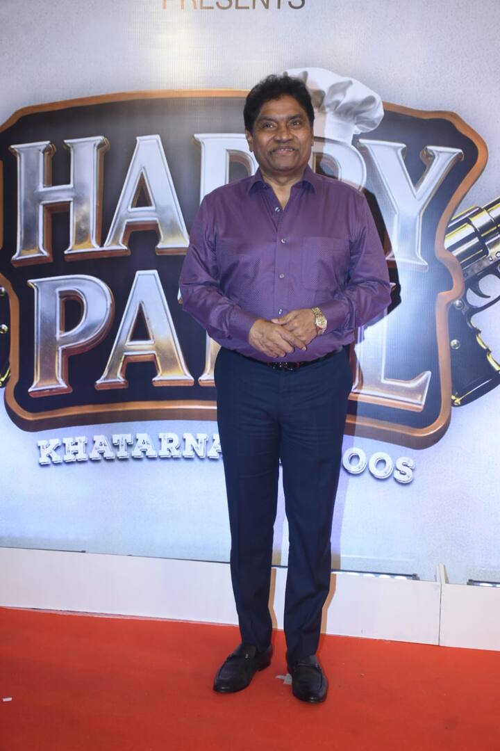 जॉनी लीवर भी स्क्रीनिंग में नजर आए. उन्होंने हंसते हुए फोटोज क्लिक करवाई.