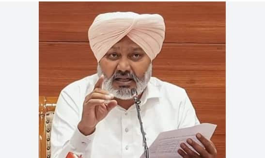 4 ਅਧਿਕਾਰੀਆਂ ਨੂੰ ਦਿੱਤੀ ਸਖ਼ਤ ਸਜ਼ਾ  ਉਨ੍ਹਾਂ ਦੱਸਿਆ ਕਿ ਸਾਲ 2022 ਦੇ ਅੱਧ ’ਚ ਖ਼ਜ਼ਾਨਾ ਤੇ ਲੇਖਾ ਸ਼ਾਖਾ (ਮੁੱਖ ਦਫ਼ਤਰ) ਤੇ ਵੱਖ-ਵੱਖ ਜ਼ਿਲ੍ਹਾ ਖ਼ਜ਼ਾਨਾ ਦਫ਼ਤਰਾਂ ’ਚ ਤਾਇਨਾਤ 4 ਮੁਲਾਜ਼ਮਾਂ ਵਿਰੁੱਧ ਭ੍ਰਿਸ਼ਟਾਚਾਰ ਦੀਆਂ ਸ਼ਿਕਾਇਤਾਂ ਪ੍ਰਾਪਤ ਹੋਈਆਂ ਸਨ। ਸ਼ਿਕਾਇਤਾਂ ਮਿਲਦਿਆਂ ਸਾਰ ਹੀ ਵਿਭਾਗ ਨੇ ਬਿਨਾਂ ਕਿਸੇ ਦੇਰੀ ਤੋਂ ਕਾਰਵਾਈ ਕੀਤੀ। ਇਨ੍ਹਾਂ ਚਾਰੇ ਅਧਿਕਾਰੀਆਂ ਨੂੰ ਤੁਰੰਤ ਮੁਅੱਤਲ ਕਰ ਦਿੱਤਾ ਗਿਆ ਅਤੇ ਮਾਮਲਾ ਡੂੰਘਾਈ ਨਾਲ ਜਾਂਚ ਲਈ ਵਿਜੀਲੈਂਸ ਬਿਊਰੋ ਨੂੰ ਸੌਂਪ ਦਿੱਤਾ ਗਿਆ। ਮੁਕੰਮਲ ਜਾਂਚ ਤੋਂ ਬਾਅਦ ਦਸੰਬਰ 2025 ਵਿਚ ਫੈਸਲਾਕੁੰਨ ਕਾਰਵਾਈ ਕੀਤੀ ਗਈ। ਸੁਪਰਡੈਂਟ ਗ੍ਰੇਡ-2 ਦੇ ਅਹੁਦੇ ’ਤੇ ਤਾਇਨਾਤ ਇਕ ਅਧਿਕਾਰੀ ਨੂੰ ਸੇਵਾ ਤੋਂ ਬਰਖ਼ਾਸਤ ਕਰ ਦਿੱਤਾ ਗਿਆ ਹੈ ਜਦਕਿ ਬਾਕੀ 3 ਮੁਲਾਜ਼ਮਾਂ ਨੂੰ ਸੇਵਾ ਨਿਯਮਾਂ ਅਨੁਸਾਰ ਸਖ਼ਤ ਸਜ਼ਾ ਦਿੱਤੀ ਗਈ। ਕਾਨੂੰਨੀ ਕਾਰਵਾਈ ਨੂੰ ਵੀ ਤਰਕਪੂਰਨ ਅੰਤ ਤੱਕ ਪਹੁੰਚਾਇਆ ਗਿਆ ਹੈ।