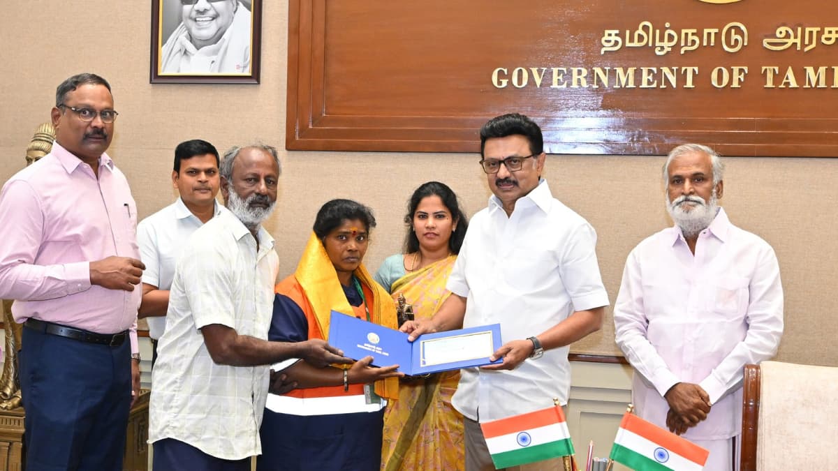 Chennai Sanitation Worker Finds Gold Worth Rs 45 Lakh On Road, Returns It; Receives CM Honour