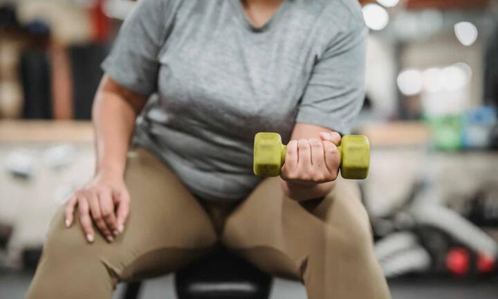 वेट लॉस के आसान तरीकों में रेगुलर वेट लॉस सबसे ज्यादा अपनाया जाने वाला तरीका है, जिसमें सिर्फ कैलोरी डेफिसिट पर फोकस किया जाता है. यानी जितनी कैलोरी शरीर को चाहिए, उससे कम खाना.