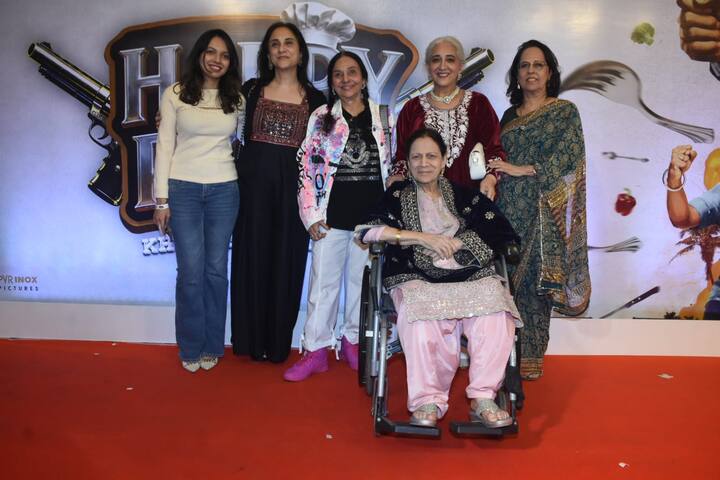 आमिर खान की बहनें भी स्क्रीनिंग में पहुंचीं. सोशल मीडिया पर फोटोज वायरल हैं.