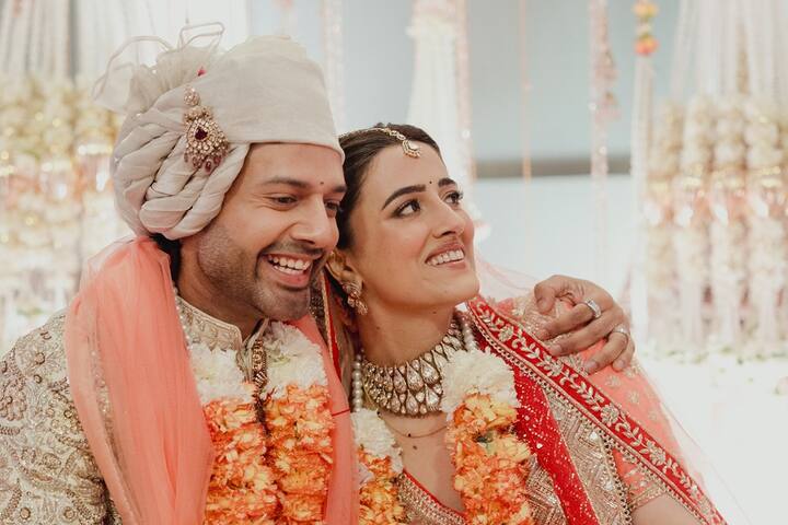 नुपूर स्टेबिनच्या रिसेप्शनला बॉलिवूड आणि टेलिव्हिजनमधील अनेक सेलिब्रिटींनी हजेरी लावली. काहींनी स्वॅगमध्ये धमाकेदार एन्ट्री केली, तर काहींनी आपल्या ग्लॅमरस अंदाजाने सगळ्यांचं लक्ष वेधून घेतलं.