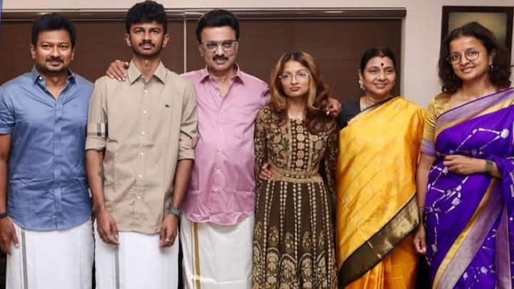தமிழ்நாடு முதலமைச்சர் முக ஸ்டாலின் , துணை முதலமைச்சர் உதயநிதி ஸ்டாலின் மற்றும் அவரது மகன் இன்பநிதி , இயக்குநர் கிருத்திகா உதயநிதி ஆகியோ குடும்பத்துடன் தங்கள் பொங்கல் கொண்டாட்ட புகைப்படங்களை வெளியிட்டுள்ளார்கள்