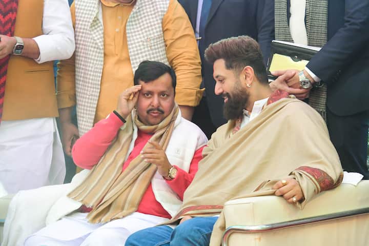 इस अवसर पर चिराग पासवान ने संवाददाताओं से कहा, “मकर संक्रांति ऐसा पर्व है जो बहुत-सी गर्मजोशी और खुशी लेकर आता है. यह सुख-समृद्धि का संदेश देता है. बिहार समृद्धि की ओर बढ़ रहा है.”