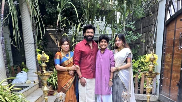 நடிகர் அருண் விஜய்  தனது மனைவி மகள் மற்றும் மகனுடன் பொங்கல் பண்டிகையை கொண்டாடினார். சமீபத்தில் இவர் நடித்த ரெட்ட தல திரைப்படம் வெளியாகி கலவையான விமர்சனங்களைப் பெற்றது .