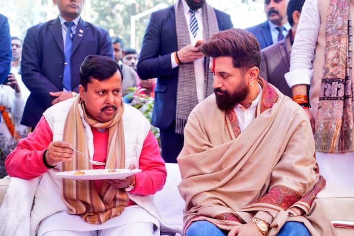 इस मौके पर बीजेपी के राष्ट्रीय कार्यकारी अध्यक्ष नितिन नबीन भी 'दही-चूड़ा भोज' आयोजन में पहुंचे. चिराग पासवान द्वारा आयोजित कार्यक्रम में दही-चूड़ा का आनंद लिया और सभी को मकर संक्रांति की बधाई दी.