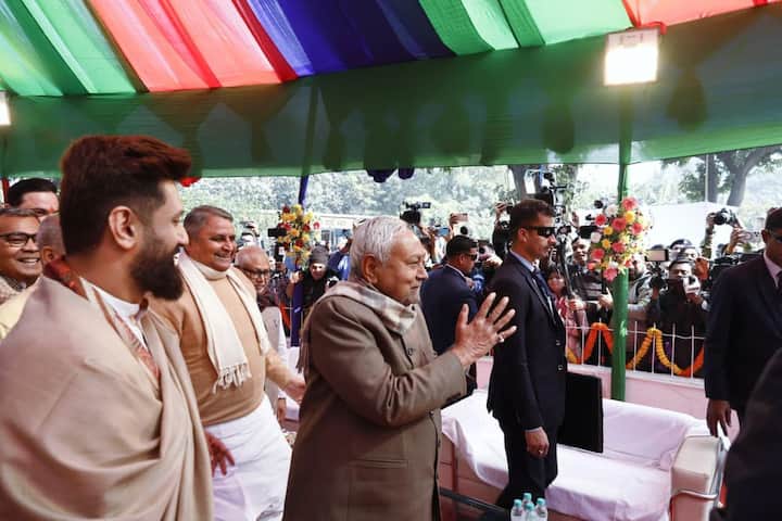 दही-चूड़ा भोज कार्यक्रम में मुख्यमंत्री नीतीश कुमार के पहुंचने पर लोक जनशक्ति पार्टी (रामविलास) के राष्ट्रीय अध्यक्ष सह केंद्रीय मंत्री चिराग पासवान ने उनका स्वागत किया.
