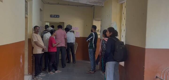 सोलापुरातील ITI महाविद्यालय मतदान केंद्रात मतदान प्रक्रिया अद्याप सुरूच नाही. EVM मध्ये तांत्रिक बिघाड झाल्याने मागील अर्ध्यातासापासून मतदान नाही. निवडणूक कर्मचाऱ्यांकडून मशीन दुरुस्त करण्यासाठी प्रयत्न सुरु आहेत. मात्र, सकाळी मतदानासाठी आलेले नागरिक ताटकळत उभे आहेत.