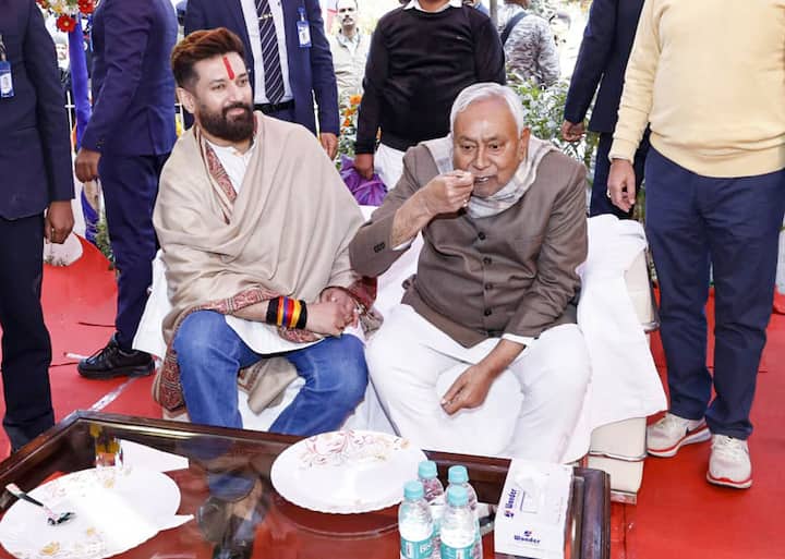 बिहार में मकर संक्रांति के मौके पर राजनीतिक दलों और नेताओं का चूड़ा-दही भोज जारी है. मुख्यमंत्री नीतीश कुमार गुरुवार को लोक जनशक्ति पार्टी (रामविलास) के प्रदेश कार्यालय में आयोजित दही-चूड़ा भोज कार्यक्रम में शामिल हुए.