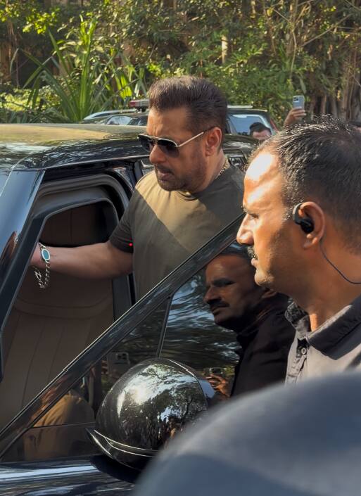 अभिनेता सलमान खानने सायंकाळी आपल्या मतदानाचा हक्क बजावला. यावेळी तो मतदान केंद्राबाहेर स्पॉट झाला.
