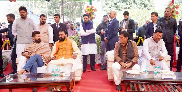 इस भोज में केंद्रीय मंत्री नित्यानंद राय, उपमुख्यमंत्री सम्राट चौधरी के अलावा राज्य सरकार के मंत्री मंगल पांडेय, रामकृपाल यादव और विजय चौधरी भी मौजूद रहे. राष्ट्रीय जनतांत्रिक गठबंधन (राजग) के कई सांसद और विधायक भी कार्यक्रम में शामिल हुए.