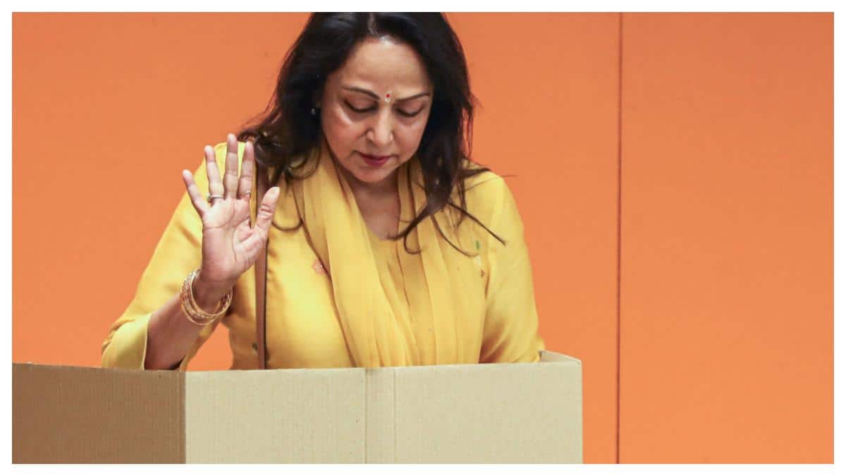 Hema Malini Faces Angry Voters After Casting Her Vote In Maharashtra BMC Elections. Watch