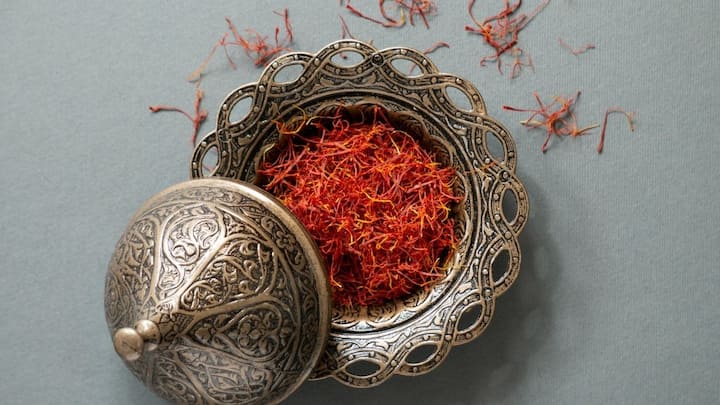 असली केसर की खुशबू धीरे-धीरे फैलती है. बहुत तेज खुशबू अक्सर मिलावट की निशानी मानी जाती है. कश्मीरी केसर की खुशबू हल्की, फूलों जैसी और लंबे समय तक टिकने वाली होती है. स्वाद की बात करें तो कश्मीरी केसर हल्का कड़वा होता है, जो उसकी शुद्धता का संकेत है. ईरानी केसर तुलनात्मक रूप से थोड़ा कम कड़वा हो सकता है.