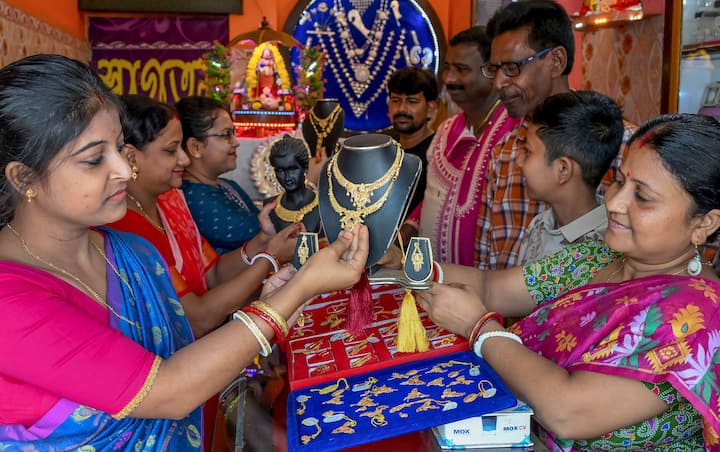 ২২ ক্যারেট (বেচতে গেলে) ১ গ্রামের দাম পড়বে ১২৮২৮ টাকা। ১৮ ক্যারেটের দাম ১০৯৯৫ টাকা পড়বে ১ গ্রামের দাম। রুপো (৯৯৯) এর ১ কেজির দাম হবে ২৮১৬৯৯ টাকা।