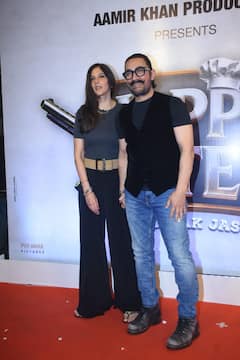 Happy Patel Screening: गर्लफ्रेंड गौरी का हाथ थामे स्क्रीनिंग में पहुंचे आमिर खान, पैपराजी के लिए दिए जमकर पोज