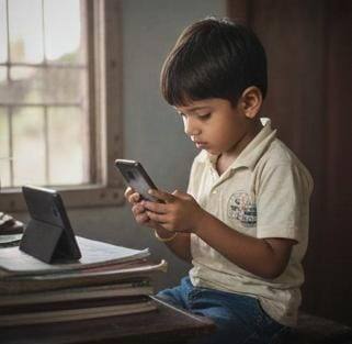 बच्चों को बार-बार डांटना उनकी रुचि और आत्मविश्वास को कम कर सकता है. इसके बजाय अगर उनकी छोटी-छोटी कोशिशों की तारीफ की जाए और उन्हें प्रोत्साहित किया जाए, तो बच्चे पढ़ाई में ज्यादा मन लगाने लगते हैं.