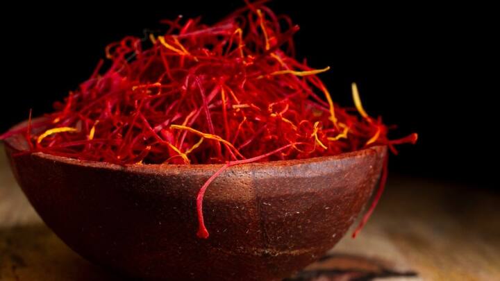 ईरानी केसर बड़े पैमाने पर उपलब्ध है, इसलिए यह किफायती है और खाद्य उद्योग के साथ-साथ कॉस्मेटिक और दूसरे व्यावसायिक इस्तेमाल में ज्यादा जाता है.