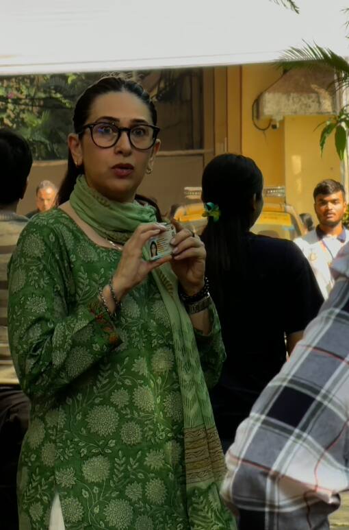 मुंबईत अभिनेत्री करिना कपूरने बजावला मतदानाचा हक्क. मतदान केंद्रात जातानाचा व्हिडिओ व्हायरल.