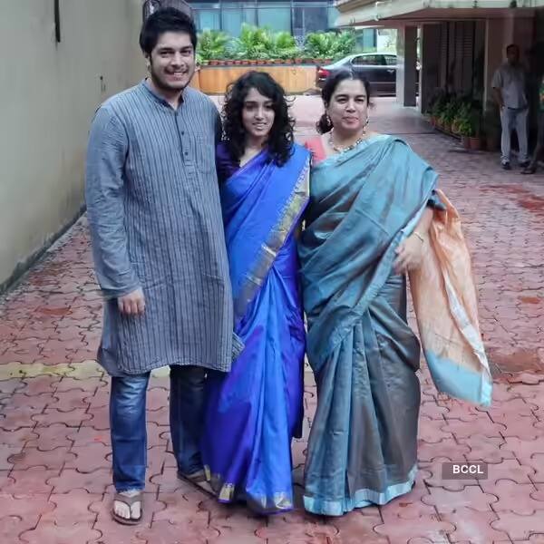 आमिर खानच्या कुटुंबाने देखील मतदानाचा हक्क बजावला. आमिर खानची मुले आणि त्याची एक्स पत्नी रिना दत्ताने मतदान केंद्रावर जाऊन मतदान केले.
