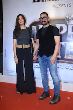 Happy Patel Screening: गर्लफ्रेंड गौरी का हाथ थामे स्क्रीनिंग में पहुंचे आमिर खान, पैपराजी के लिए दिए जमकर पोज