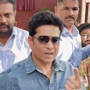 सचिन तेंडुलकरने पत्नी अंजली तेंडुलकर आणि मुलगी सारा तेंडुलकरसह गुरूवारी सकाळी वांद्रे पश्चिम येथे मतदान केले.