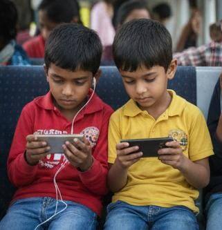माता-पिता अगर खुद हर समय मोबाइल में लगे रहते हैं, तो बच्चे भी वही सीखते हैं. इसलिए जरूरी है कि अभिभावक खुद उदाहरण बनें.घर में कुछ समय ऐसा रखें जब कोई भी मोबाइल का इस्तेमाल न करे और परिवार आपस में समय बिताए.