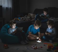 मोबाइल में उलझे नन्हे बच्चे, पढ़ाई से दूर होते छात्र; कैसे दिखाएं सही दिशा?