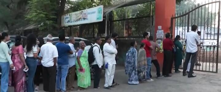 धारावीबाहेर देखील पहाटेपासूनच मतदानाला सुरुवात झाली आहे. मोठ्या संख्येने नागरिक मतदानासाठी हजेरी लावतायत.