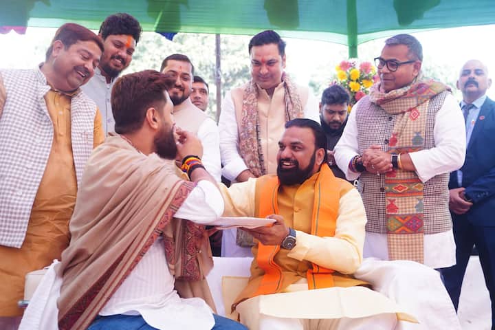 डिप्टी सीएम सम्राट चौधरी ने कहा कि स्नान-दान और लोक-कल्याण के पावन पर्व 'मकर संक्रांति' के अवसर पर चिराग पासवान द्वारा आयोजित दही-चूड़ा भोज में सम्मिलित होकर मकर संक्रांति की हार्दिक शुभकामनाएं दीं.