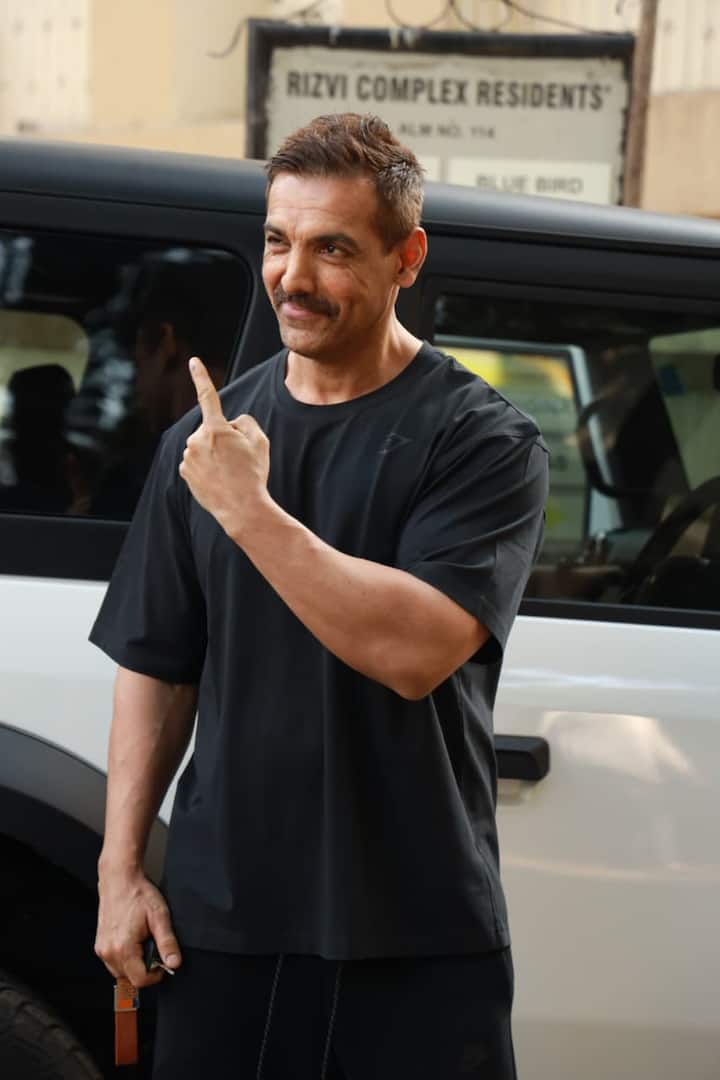 बॉलीवुड अभिनेता जॉन अब्राहम भी वोट डालने पहुंचे।