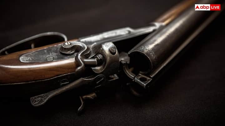 आर्म्स एक्ट 1959 और संशोधित आर्म्स रूल्स के तहत भारत में एक आम नागरिक कानूनी तौर पर ज्यादा से ज्यादा दो हथियार रख सकता है. पहले यह लिमिट तीन की थी लेकिन हथियारों की जमाखोरी और गलत इस्तेमाल को रोकने के लिए 2019 में एक संशोधन किया गया.