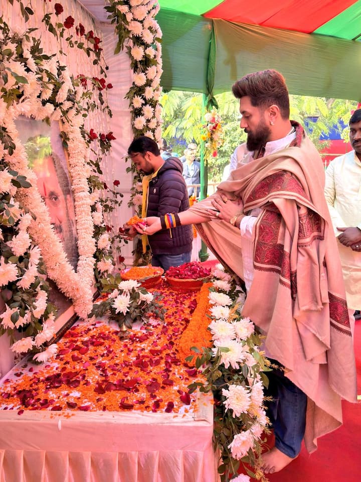 केंद्रीय मंत्री चिराग पासवान ने पिता रामविलास पासवान के चित्र पर पुष्प अर्पित कर श्रद्धांजलि दी. उनके इस 'दही-चूड़ा भोज' में मुख्यमंत्री नीतीश कुमार की मौजूदगी खास मानी जा रही है. इस मुलाकात को एनडीए के भीतर अच्छे तालमेल और एकजुटता के रूप में देखा जा रहा है.