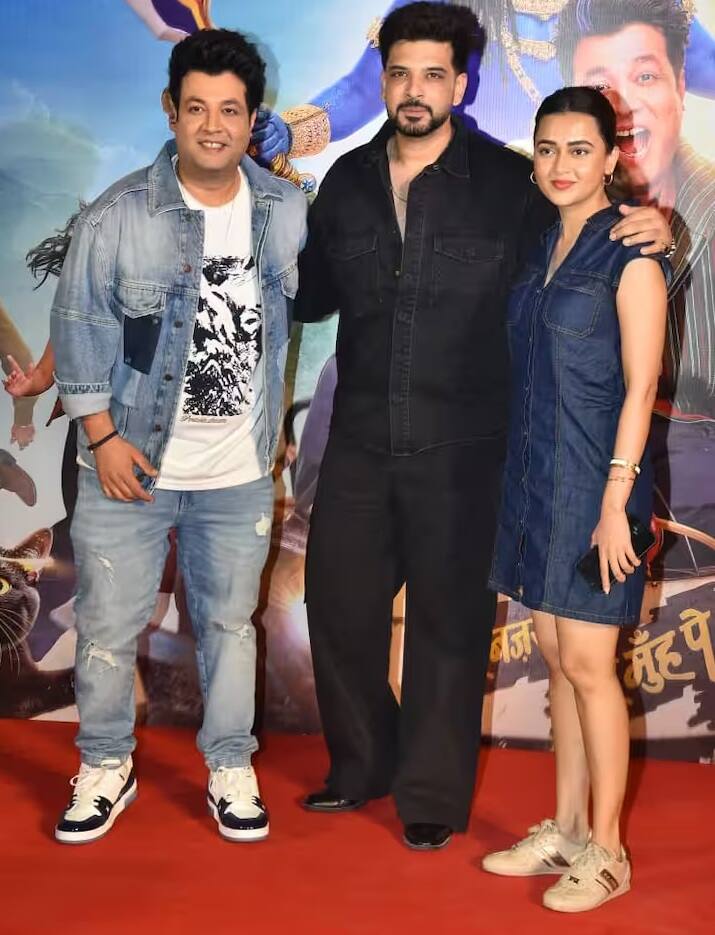 करण कुंद्रा भी काले रंग के आउटफिट में बेहद आकर्षक लग रहे थे। तेजस्वी प्रकाश नीले रंग के शॉर्ट्स में बेहद खूबसूरत दिख रहे थे।