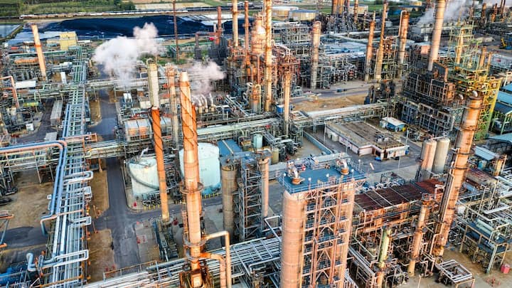 कुवैत की ज्यादातर आमदनी तेल निर्यात से होती है. आधुनिक बंदरगाहों और तेल टर्मिनलों के जरिए कुवैत एशिया, यूरोप और मध्य पूर्व के कई देशों को तेल सप्लाई करता है. इसी कमाई से देश में स्कूल, अस्पताल, सड़कें और सामाजिक कल्याण की कई योजनाएं चलाई जाती हैं. नागरिकों को स्वास्थ्य और शिक्षा जैसी सुविधाएं बड़े स्तर पर उपलब्ध हैं.