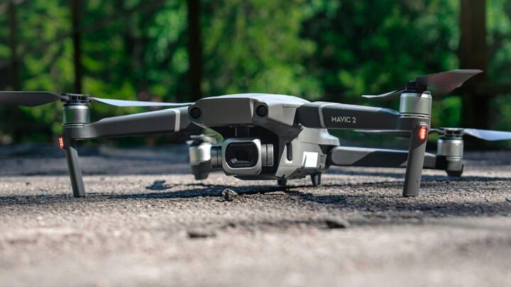 ड्रोन को तकनीकी भाषा में अनमैन्ड एरियल व्हीकल यानी UAV कहा जाता है. इसमें पायलट मौजूद नहीं होता और इसे जमीन से रिमोट कंट्रोल या ऑटोमेटिक सिस्टम से उड़ाया जाता है. ड्रोन की सबसे बड़ी ताकत यह है कि यह दुश्मन इलाके में बिना सैनिकों की जान जोखिम में डाले हमला या निगरानी कर सकता है.