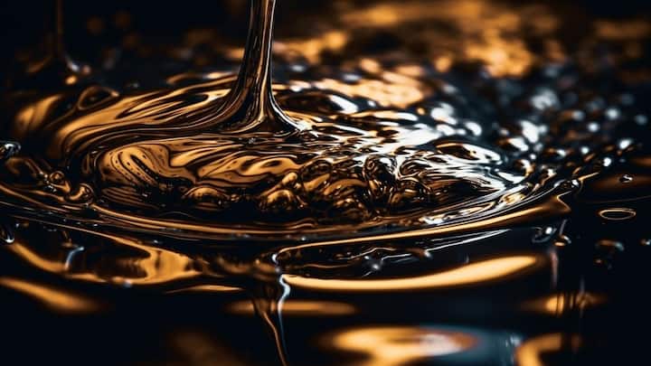 इसकी सीमाएं इराक और सऊदी अरब से लगती हैं, और यही भौगोलिक स्थिति इसे ऊर्जा व्यापार के लिए बेहद अहम बनाती है. तेल की खोज से पहले कुवैत एक साधारण तटीय इलाका था. यहां के लोग मुख्य रूप से मछली पकड़ने, मोती निकालने और छोटे व्यापार पर निर्भर थे.