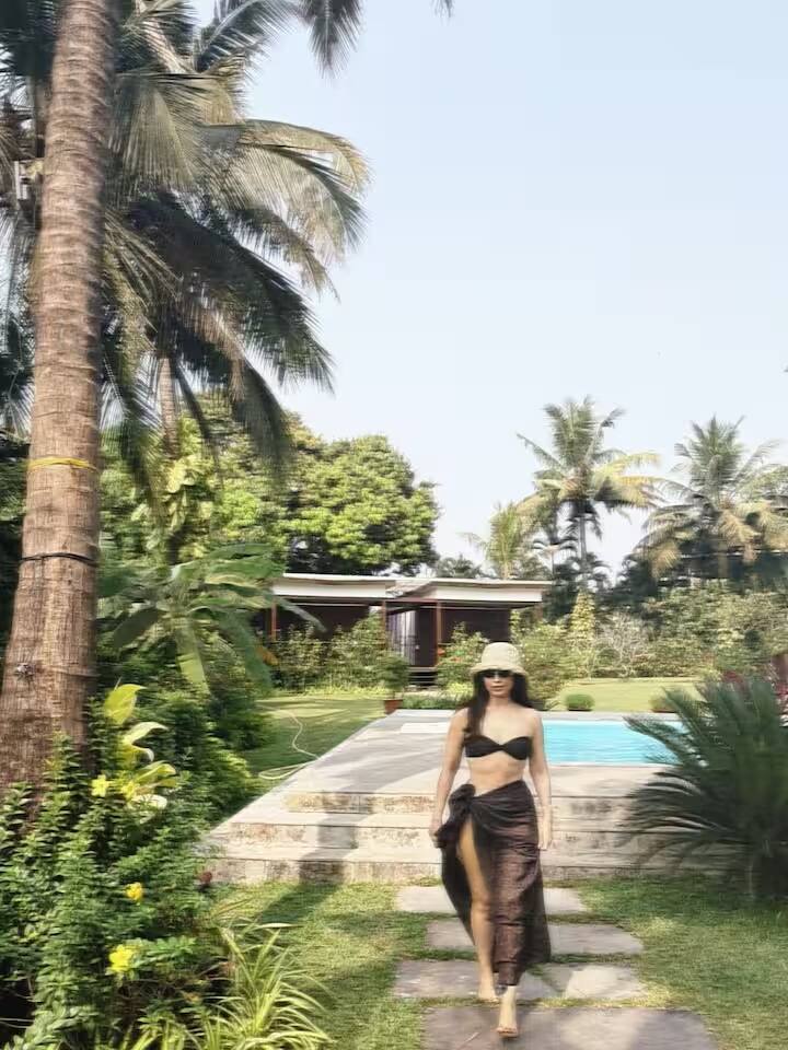 उन्होंने इंस्टाग्राम पर कुछ खूबसूरत तस्वीरें साझा की हैं जो एक आदर्श उष्णकटिबंधीय छुट्टी का एहसास कराती हैं।