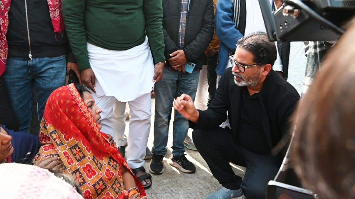 NEET छात्रा के परिजनों से मिले प्रशांत किशोर, गांव में होने लगी CM नीतीश के विरोध में नारेबाजी